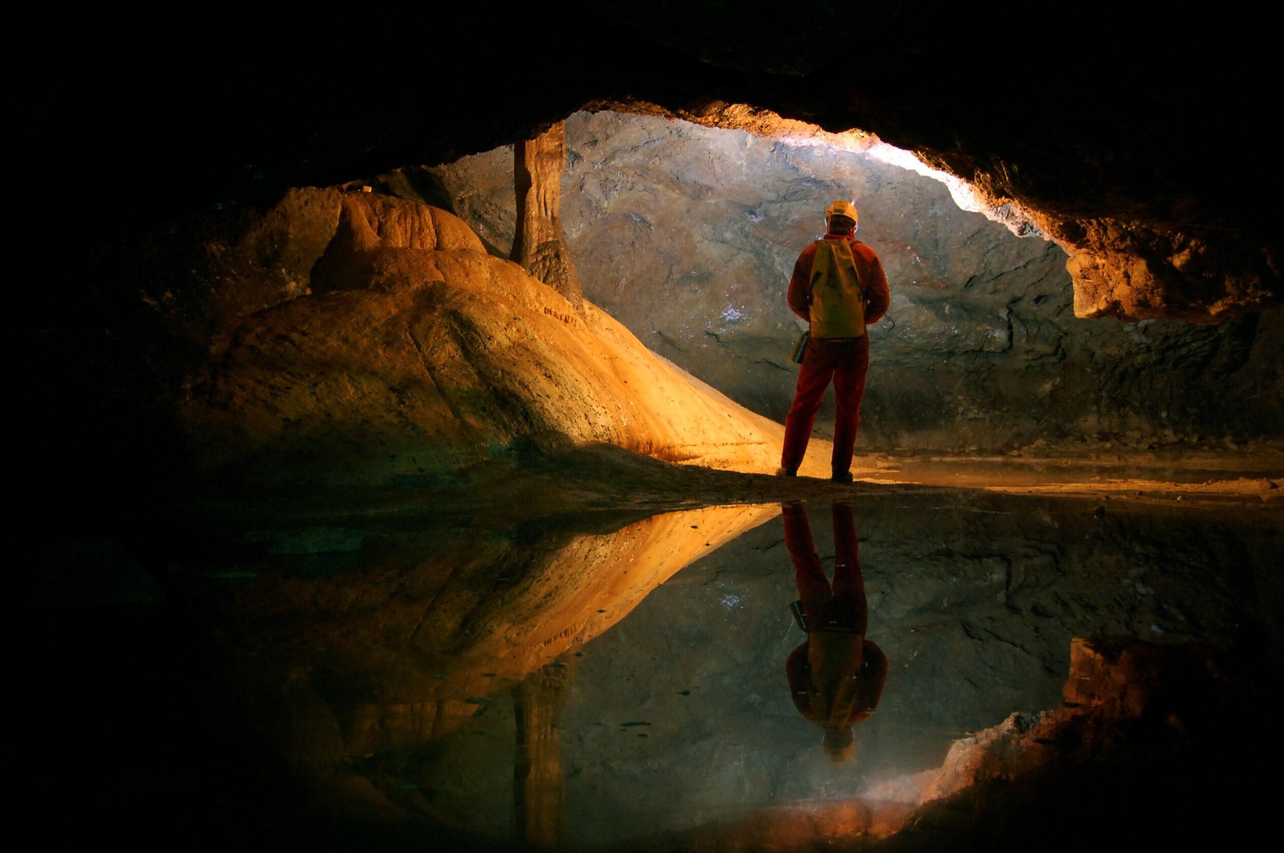 Показала пещере настоящую пещеру