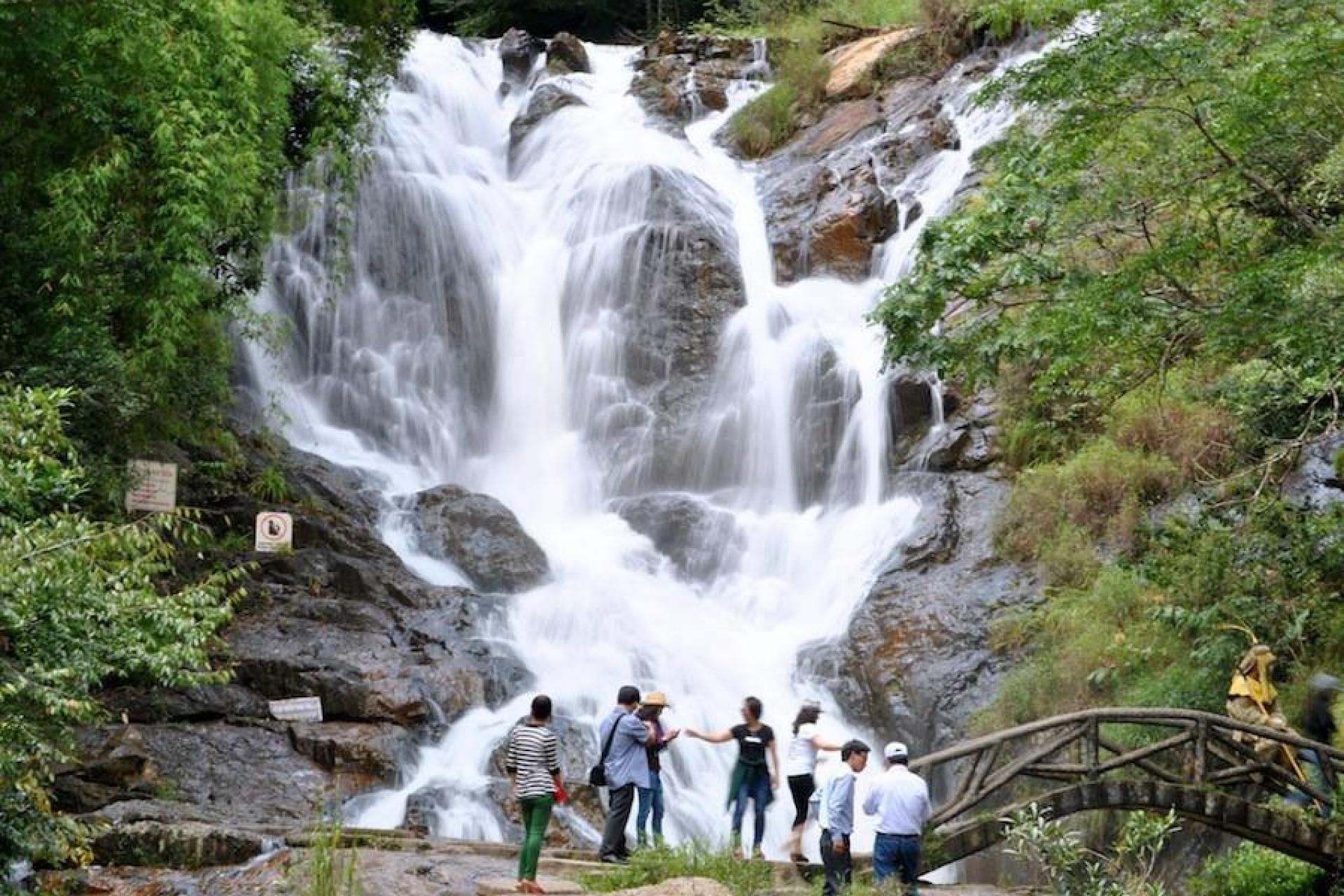 Природный водопад Датанла
