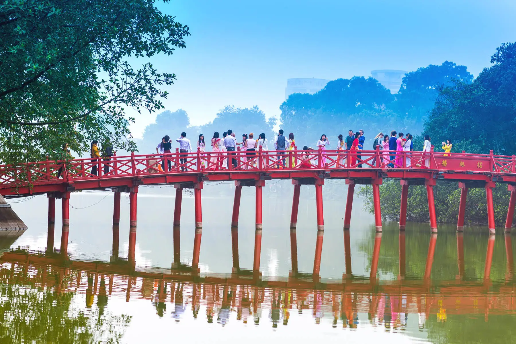Мост над озером Хоан Ким